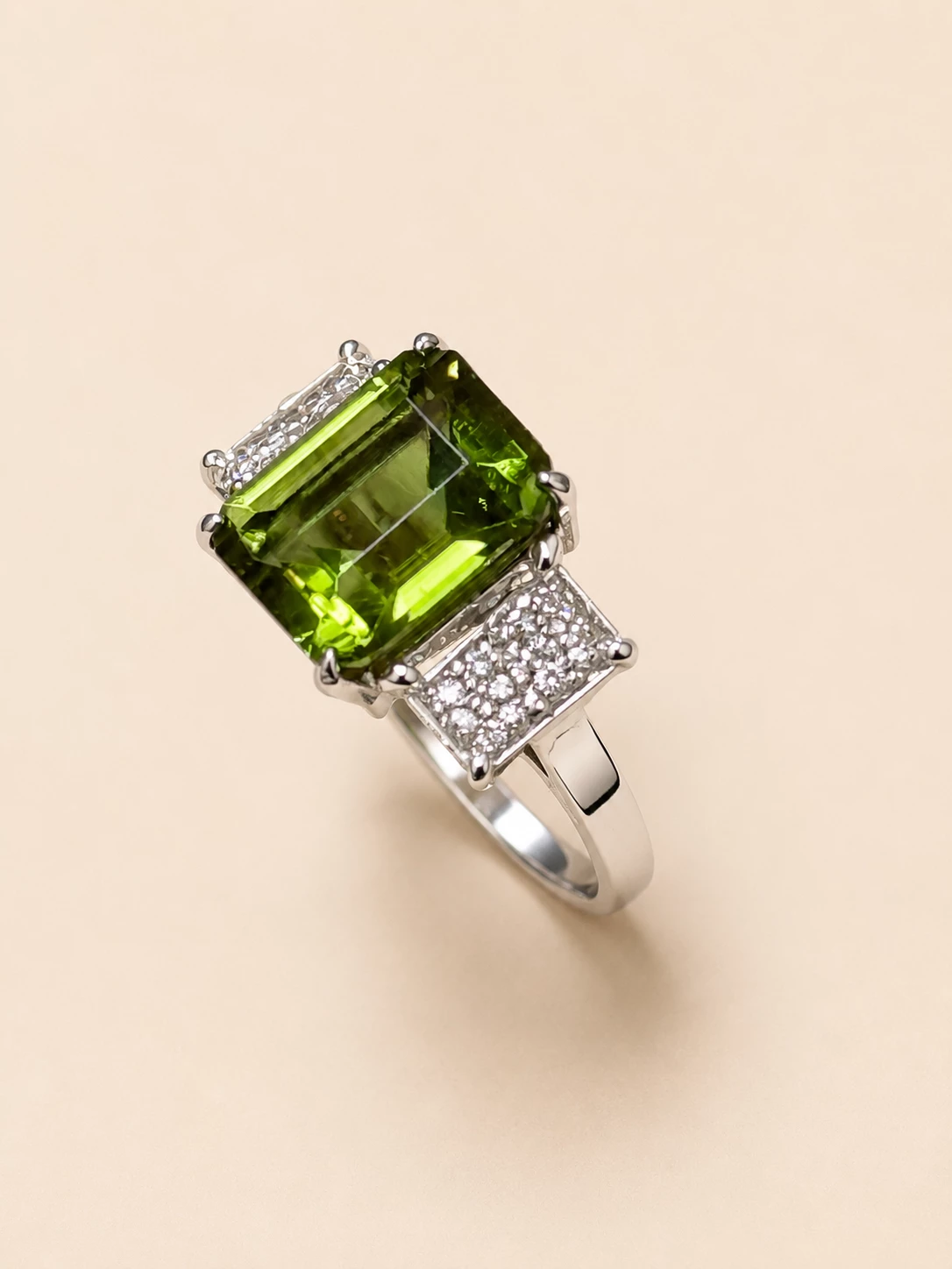 Green tourmarine & lab radiant 2 dias PT 3 stones ring